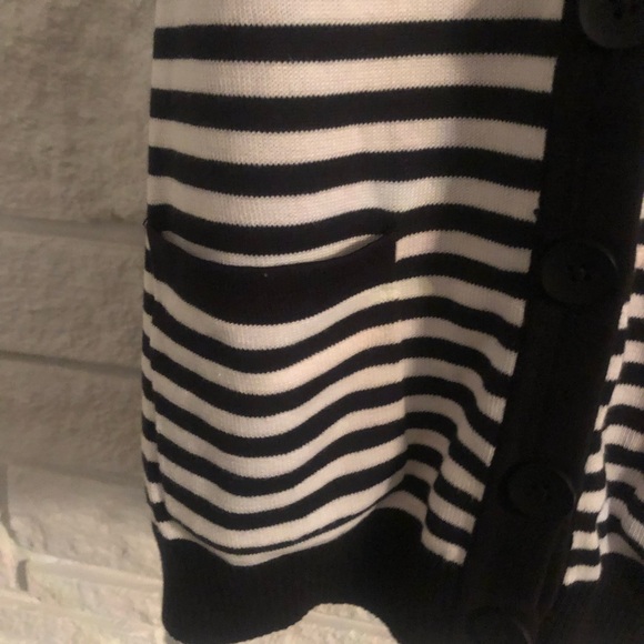 Black and white long sweater vest from Pria. - Picture 2 of 6